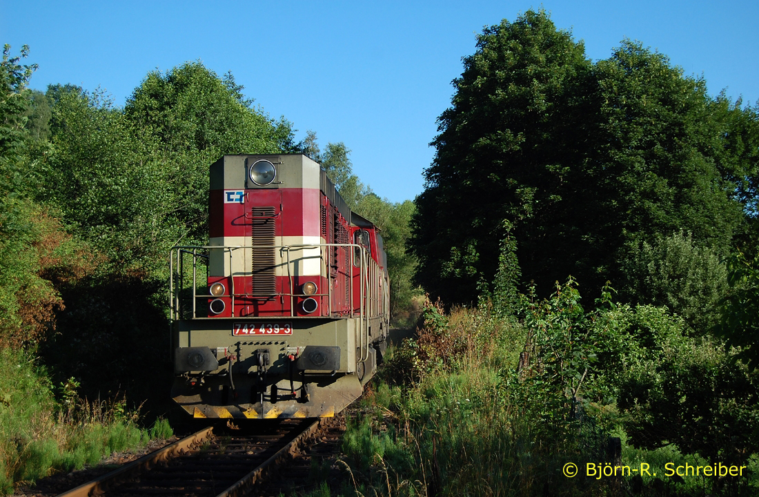 742 439