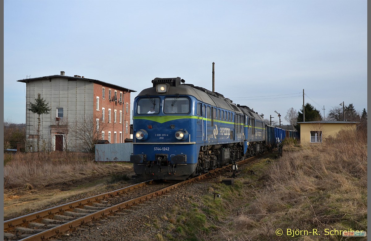 Beim Vorbeifahren in Sulikw ersphte ich durch Zufall einen mit 2 Wummen  (ST44 1242 und 1223) bespannten Schotterzug. Also nichts wie nach Jerzmanki, wo er sich dann gegen 15:00 Uhr die Ehre gab.
