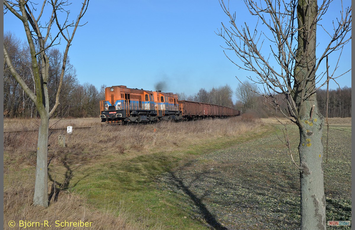 Ein Brillenprchen hatte einen Ea-Leerzug bis Zawidw mitgebracht. Nach Kopfmachen in Sulikw fahren T 448 141 und 077 nach Turoszw.