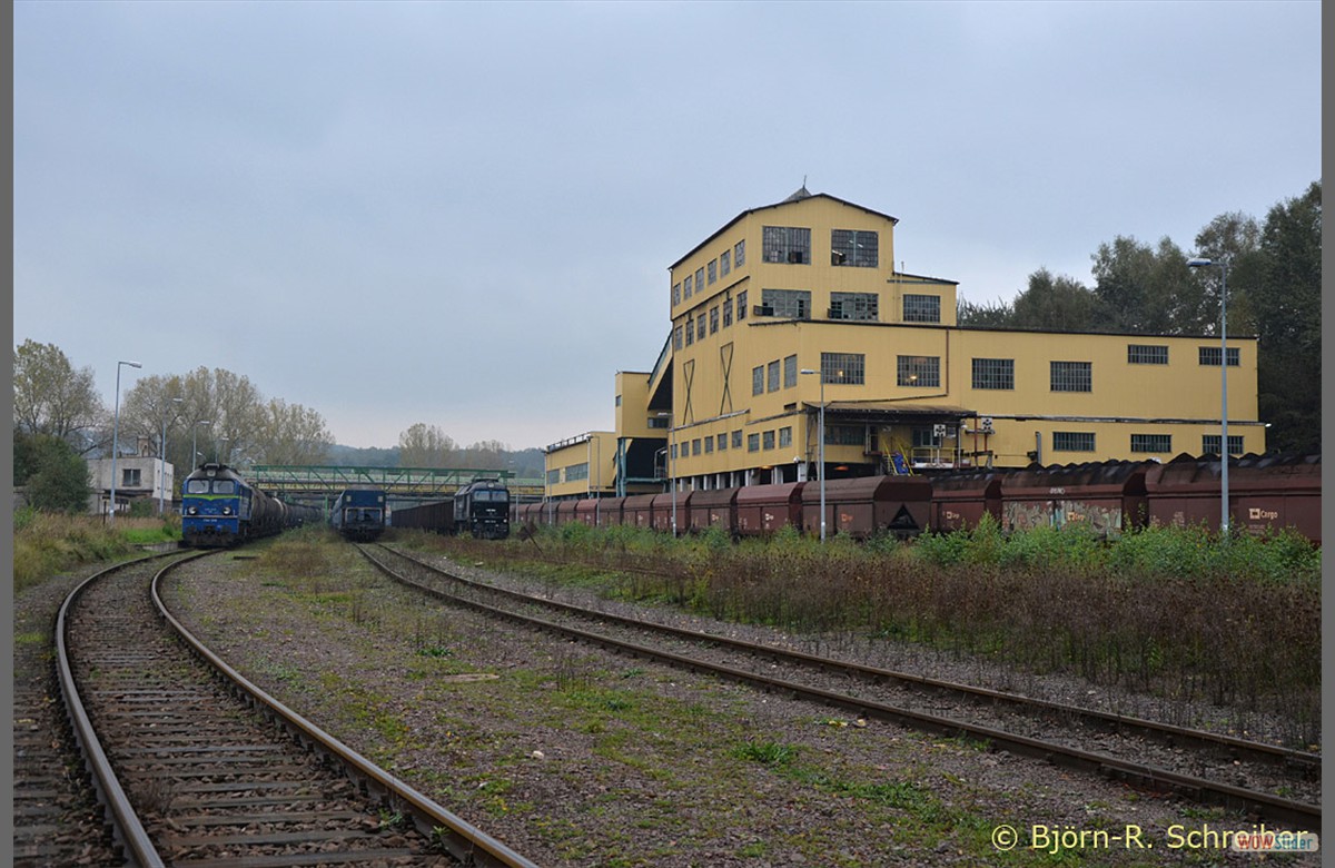Und bernahm dann einen Kesselzug. Rechts daneben M62 1812 mit beladenem Kohlezug und der imposanten Kohleverladeanlage in Turoszw.