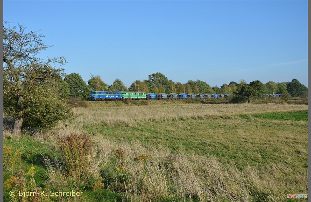 Fr den Nachmittag konzentrierte ich mich auf das Stck kurz vor Zgorzelec. Nach mit Legoloks bespannten Kalkpendeln im Stundentakt (leider keine  ST44), dem Nahverkehr und einem Schotterleerzug hatte man endlich Einsicht mit mir und schickte SU46 047 und 014 mit einem schnen  Schotterzug von Sulikw auf die Strecke. 