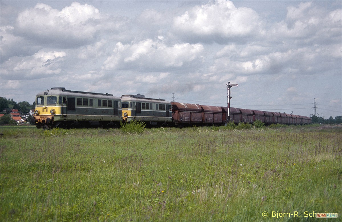 Nachdem der deutsche Regionalzug die Strecke frei gemacht hat, geht es weiter.