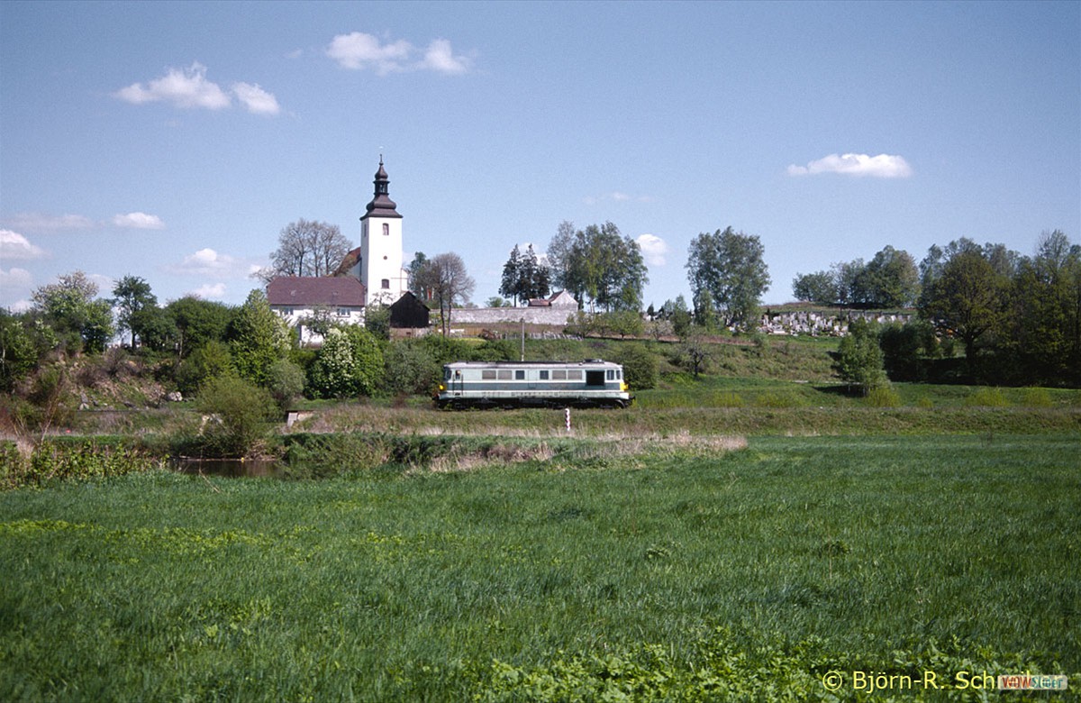 ST43 394 kommt am 09.05.2001 bei Krzewina Lz zurck von Turoszow.