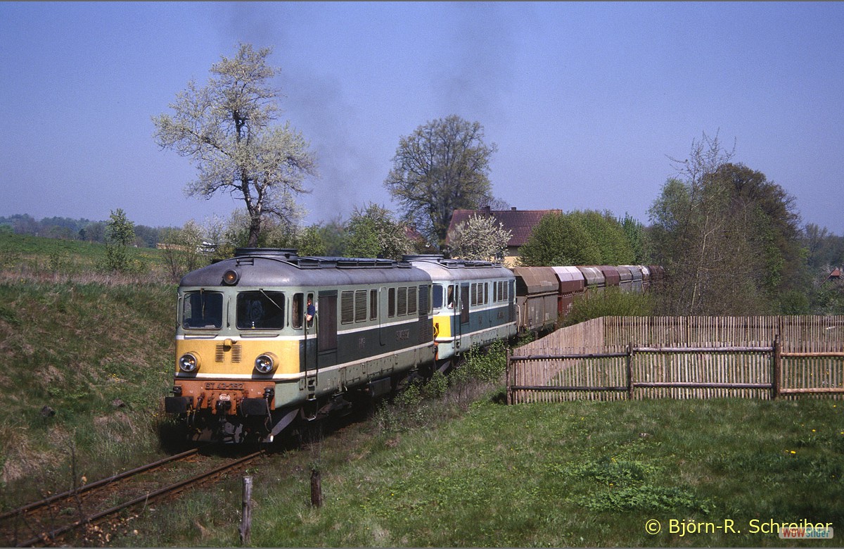 Man kann sich die Geruschentwicklung anhand der Abgasfahnen hoffentlich gut vorstellen: ST43 362 und 394 am 09.05.2001 mit Kalkzug nach Turoszw am Hp Bratkw.