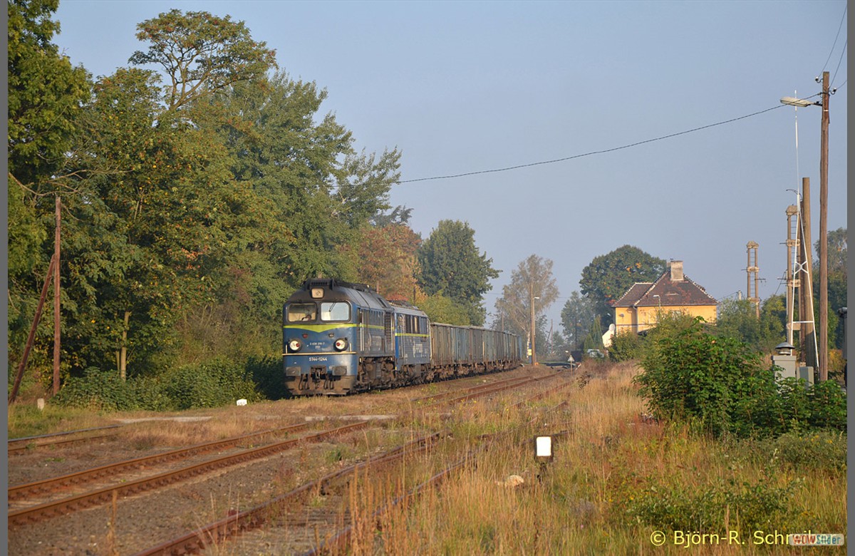 Am Morgen des 05.10.2015 sonnen sich ST44 1244 und SU46 047 vor einem leeren Schotterzug nach Sulikw im Bahnhof Jerzmanki.