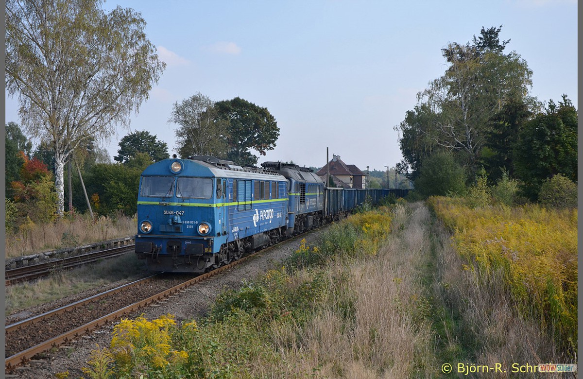 SU46 047 mit ST44 1244 bringen einen vollen Schotterzug von Sulikw zurck .
