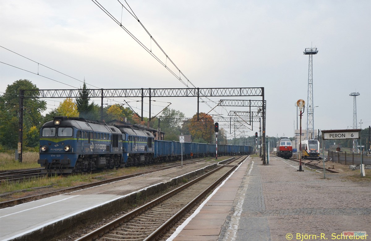 ST44 1221 und 1223 bringen am 06.10.2015 den ersten von 3 Schotterzgen nach Wegliniec.