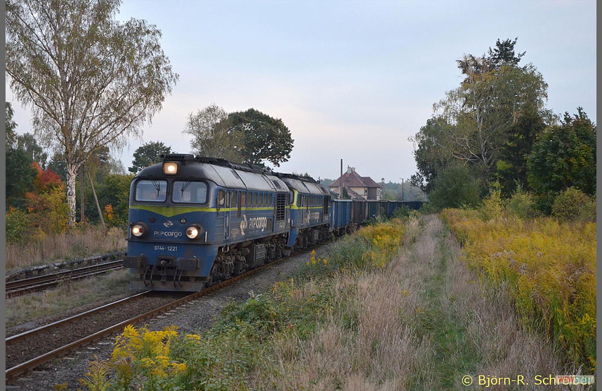 ST44 1221 und 1223 am zweiten Schotterzug in Jerzmanki, leider erst nachdem die Sonne schon ausgeschaltet war...