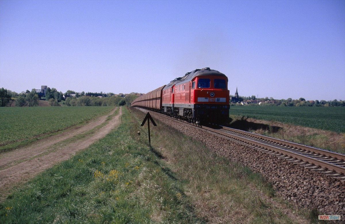 232 485 und 262 befinden sich mit KC 63206 kurz hinter Webau in der Steigung nach Prsten.