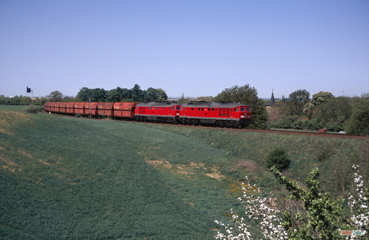 Am Nachmittag des 05.05.2003 sind 232 262 und 485 mit KC 63209 nach Unterquerung der Autobahn A9 bei Prsten unterwegs nach Whlitz.