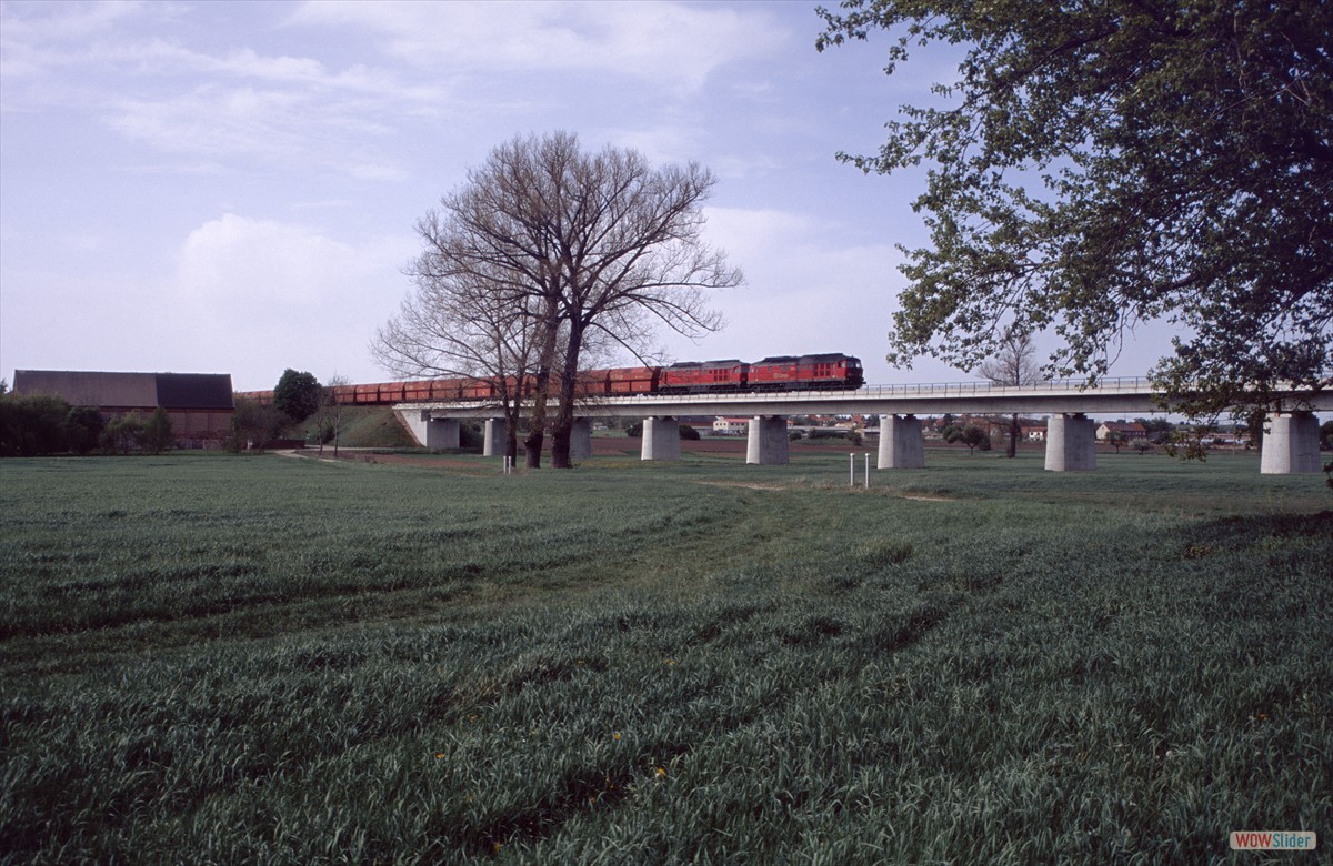 In der Gegenrichtung waren kurze Zeit spter 232 349 und 448 mit KC 63225 zur Stelle.