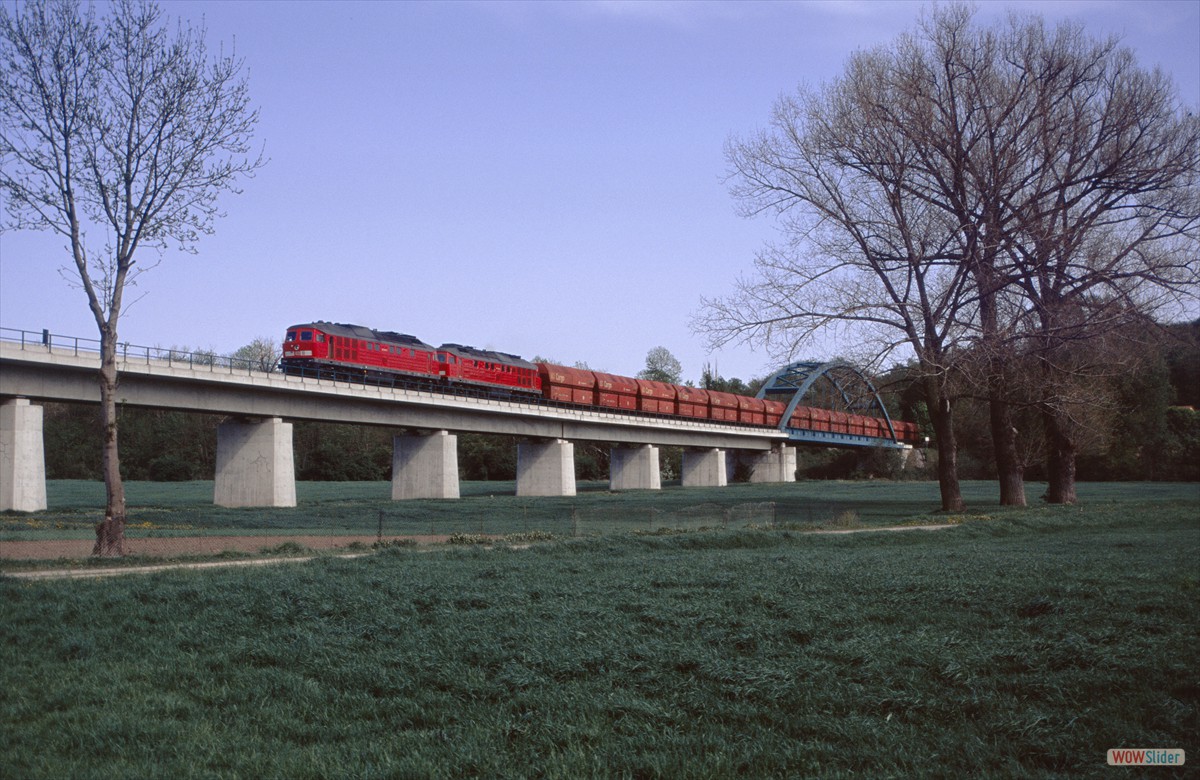 232 485 und 262 berqueren mit KC 63208 in der Nhe des Dorfes Dehlitz die Saale.