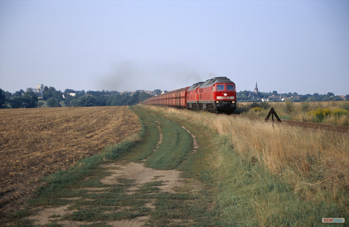 Am 04.08.2003 besuchte ich noch einmal die Strecke. Leider war das Wetter nicht gerade toll. Hinter Webau sind 232 245 und 352 mit KC 63204 auf Bergfahrt.